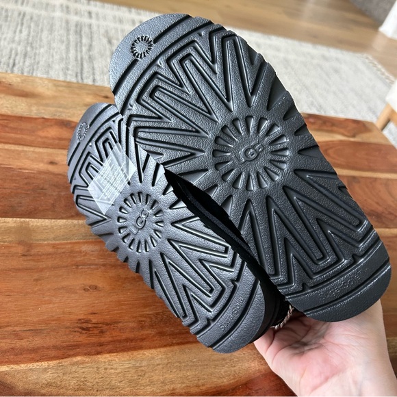 New Ugg Classic Mini Chains II Boots - Picture 5 of 6